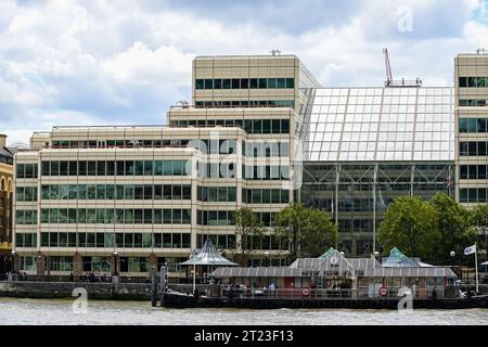 Londres City Skyline le long de la Tamise Banque D'Images