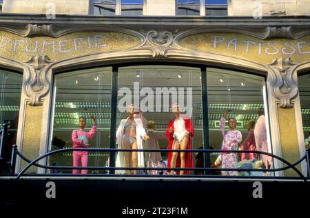 Affichage dans la vitrine dans un grand magasin à Paris, France Banque D'Images