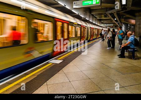 Vue de la station de métro londonienne à Westminster, Londres Banque D'Images