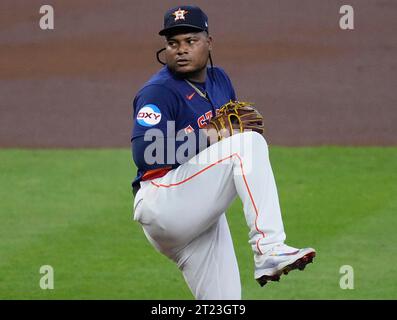 Houston, États-Unis. 16 octobre 2023. Le lanceur initial des Astros de Houston, Framber Valdez, lance la première manche contre les Rangers du Texas dans le deuxième match des ALCS au minute Maid Park à Houston le lundi 16 octobre 2023. Photo de Kevin M. Cox/UPI crédit : UPI/Alamy Live News Banque D'Images