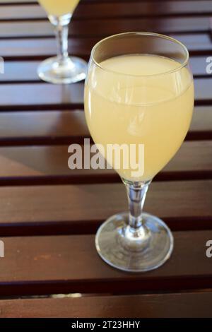 Un verre de sturm blanc (vin jeune). Sturm est très populaire en Autriche à l'automne. Banque D'Images