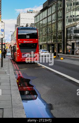 Londres, Royaume-Uni, 27 août 2023 : réflexion de flaques à Londres Banque D'Images