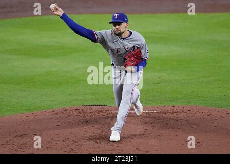 Houston, États-Unis. 16 octobre 2023. Le lanceur de départ des Texas Rangers, Nathan Eovaldi, lance la première manche contre les Astros de Houston dans le deuxième match des ALCS au minute Maid Park à Houston le lundi 16 octobre 2023. Photo de Kevin M. Cox/UPI. Crédit : UPI/Alamy Live News Banque D'Images