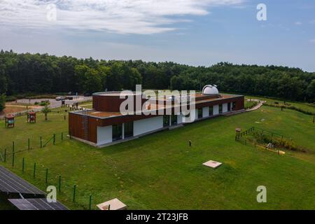 Vue aérienne de l'observatoire du parc d'étoiles Zselic dans le comté de Baranya, Hongrie. Banque D'Images