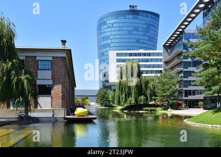 VIENNE, AUTRICHE - 31 JUILLET 2020 : vue de Viertel Zwei, un quartier résidentiel et commercial moderne dans le 2e arrondissement (Leopoldstadt) de Vienne Banque D'Images