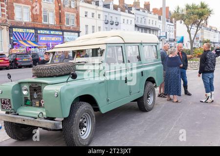 Dorset car club événement public sur la promenade de Weymouth avec le défenseur vintage classique Land Rover exposé, Angleterre, Royaume-Uni, 2023 Banque D'Images