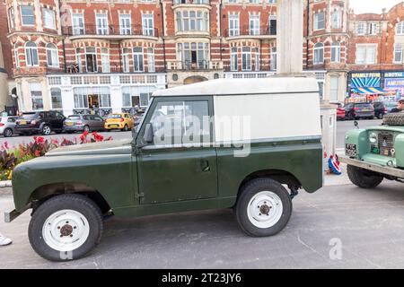 Dorset car club événement public sur la promenade de Weymouth avec le défenseur vintage classique Land Rover exposé, Angleterre, Royaume-Uni, 2023 Banque D'Images