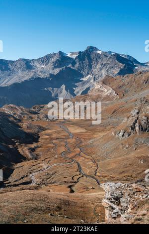 vallée de montagne avec de nombreux petits ruisseaux d'eau en automne. herbe sèche et ciel bleu sans nuages. Parc national du Gran Paradiso, Alpes italiennes Banque D'Images