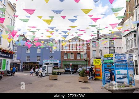 Falmouth centre-ville en Cornouailles, magasins et magasins avec banderole de rue, Angleterre, Royaume-Uni, 2023 Banque D'Images