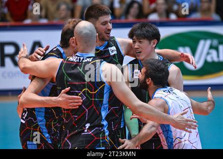 Jesi, Italie. 15 octobre 2023. Arrive du joueur d'Allianz Milano. Lors de la finale 3e/4e place - Allianz Milano vs Olympiakos Piraeus, Test Match de volleyball à Jesi, Italie, octobre 15 2023 crédit : Agence photo indépendante/Alamy Live News Banque D'Images