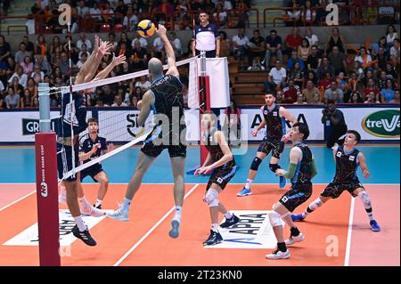 Jesi, Italie. 15 octobre 2023. Pointe de Matty Kaziyski ( Allianz Milano ). Lors de la finale 3e/4e place - Allianz Milano vs Olympiakos Piraeus, Test Match de volleyball à Jesi, Italie, octobre 15 2023 crédit : Agence photo indépendante/Alamy Live News Banque D'Images