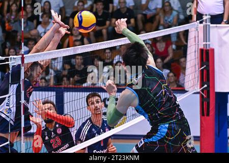 Jesi, Italie. 15 octobre 2023. Pointe de Yuki Ishikawa ( Allianz Milano ). Lors de la finale 3e/4e place - Allianz Milano vs Olympiakos Piraeus, Test Match de volleyball à Jesi, Italie, octobre 15 2023 crédit : Agence photo indépendante/Alamy Live News Banque D'Images