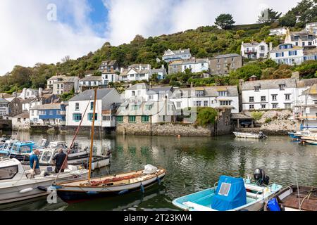 Polperro village de pêcheurs sur la côte sud de Cornouailles, petits bateaux de pêche amarrés dans le port, Angleterre, Royaume-Uni, 2023 Banque D'Images