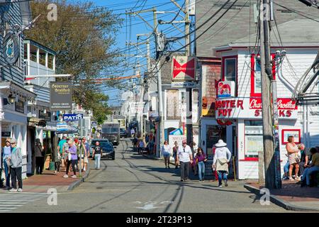 Provincetown, Massachusetts, États-Unis — octobre 2023 : magasins et touristes le long de la rue commerciale dans le centre-ville de Provincetown Banque D'Images