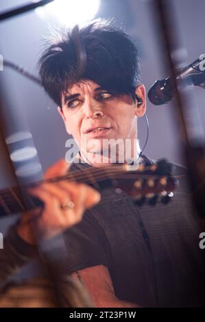 Londres, Royaume-Uni. 16 octobre 2023. Gary Numan joue un set acoustique à St John à Hackney Church. Cristina Massei/Alamy Live News Banque D'Images