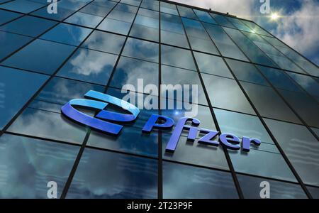New York, New York, 15 octobre 2023 : concept de bâtiment en verre du siège social de Pfizer incorporation. Logo symbole de la société pharmaceutique biomédicale sur le devant Banque D'Images