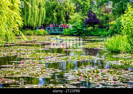 L'emblématique étang aux nénuphars avec des nénuphars et des arbres à Giverny, le jardin du peintre impressionniste français Claude Monet, Normandie, nord de la France Banque D'Images