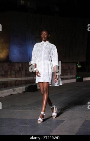 Défilés avec le design Maison Mesa lors de la Mercedes Benz Fashion week Madrid sur la Plaza de Colon de Madrid. 12 de septembre de 2023 Espagne avec : modèle où : Madrid, Espagne quand : 12 Sep 2023 crédit : Oscar Gonzalez/WENN Banque D'Images