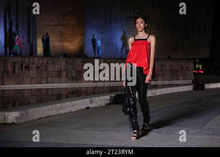 Défilés avec le design Maison Mesa lors de la Mercedes Benz Fashion week Madrid sur la Plaza de Colon de Madrid. 12 de septembre de 2023 Espagne avec : modèle où : Madrid, Espagne quand : 12 Sep 2023 crédit : Oscar Gonzalez/WENN Banque D'Images