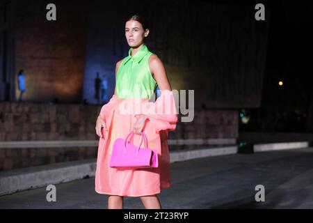 Défilés avec le design Maison Mesa lors de la Mercedes Benz Fashion week Madrid sur la Plaza de Colon de Madrid. 12 de septembre de 2023 Espagne avec : modèle où : Madrid, Espagne quand : 12 Sep 2023 crédit : Oscar Gonzalez/WENN Banque D'Images