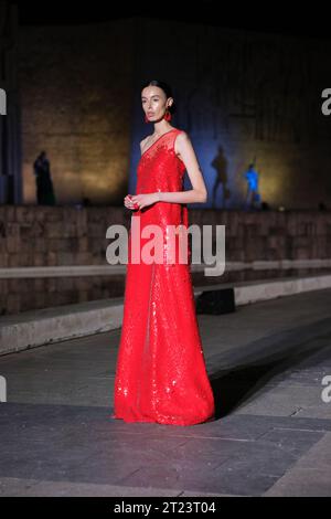 Défilés avec le design Maison Mesa lors de la Mercedes Benz Fashion week Madrid sur la Plaza de Colon de Madrid. 12 de septembre de 2023 Espagne avec : modèle où : Madrid, Espagne quand : 12 Sep 2023 crédit : Oscar Gonzalez/WENN Banque D'Images