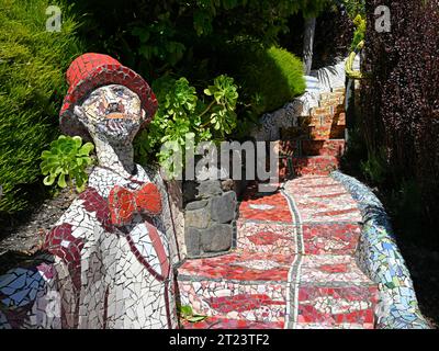 Christchurch, Nouvelle-Zélande - 14 octobre 2023 ; Clown mosiaque coloré dans le jardin de Giants House ; Canterbury, Akaroa ; Nouvelle-Zélande Banque D'Images