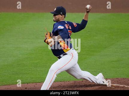 Houston, États-Unis. 16 octobre 2023. Le lanceur de secours des Astros de Houston, Bryan Abreu, lance la huitième manche contre les Rangers du Texas dans le deuxième match des ALCS au minute Maid Park à Houston le lundi 16 octobre 2023. Photo de Kevin M. Cox/UPI. Crédit : UPI/Alamy Live News Banque D'Images