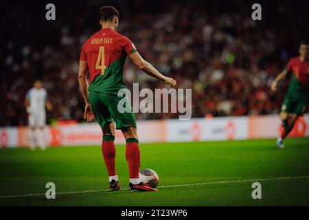 Ruben Dias lors du match de qualification de l'UEFA Euro 2024 entre les équipes nationales du Portugal et de Slovaquie à l'Estadio do Dragao, Porto. (Maciej Rogowski) Banque D'Images