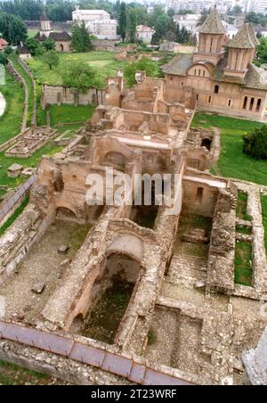 Târgoviște, comté de Dambovita, Roumanie, 1992. Les ruines de la Cour royale de Târgoviște, avec l'église royale (Biserica Domnească) debout à l'arrière, tous les monuments historiques du 16e siècle. Banque D'Images