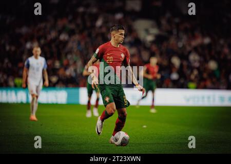 Joao Cancelo lors du match de qualification de l'UEFA Euro 2024 entre les équipes nationales du Portugal et de Slovaquie à l'Estadio do Dragao, Porto. (Maciej Rogowski) Banque D'Images