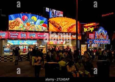 Niagara Falls, Canada - 13 août 2022 : stands de nourriture la nuit servant de la nourriture de carnaval aux nombreux touristes attirés par la région près de Clifton Hill qui a Banque D'Images