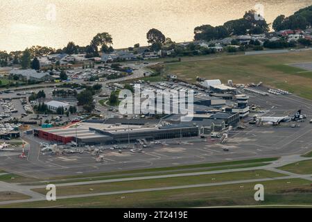 Aéroport de Queenstown, Nouvelle-Zélande, vue haute, aéroport, terminal d'aéroport, piste de l'aéroport et environs Banque D'Images