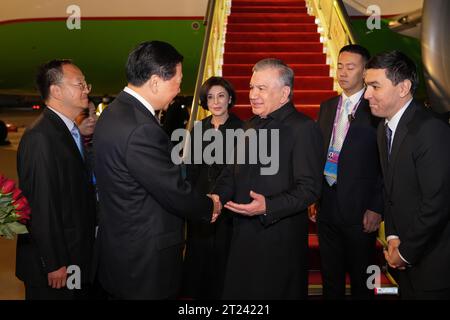 Pékin, Chine. 17 octobre 2023. Le président ouzbek Shavkat Mirziyoyev arrive à Pékin, capitale de la Chine, le 17 octobre 2023. Shavkat Mirziyoyev participera au troisième Forum de la ceinture et de la route pour la coopération internationale. Crédit : Peng Ziyang/Xinhua/Alamy Live News Banque D'Images