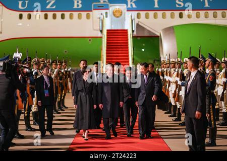 Pékin, Chine. 17 octobre 2023. Le président ouzbek Shavkat Mirziyoyev arrive à Pékin, capitale de la Chine, le 17 octobre 2023. Shavkat Mirziyoyev participera au troisième Forum de la ceinture et de la route pour la coopération internationale. Crédit : Peng Ziyang/Xinhua/Alamy Live News Banque D'Images