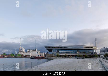 Aarhus, Danemark - 6 OCTOBRE 2022 : vue extérieure à Aarhus Harbor promenade et Dokk1, au crépuscule, coucher du soleil et jour nuageux. Banque D'Images