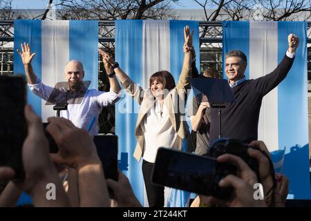 La candidate présidentielle de Juntos por el Cambio (JXC), Patricia Bullrich, a tenu aujourd'hui sa première campagne de clôture pour les élections de dimanche prochain, à Buenos Aires, Argentine, le 16 octobre 2023. Dans cette occasion, elle l'a fait dans la ville de Buenos Aires, où elle a dirigé un numéro dans les Barrancas de Belgrano. Au cours de la semaine, elle organisera plusieurs événements dans différentes parties du pays. Sur la photo : Horacio Rodriguez Larreta, actuel Chef du Gouvernement de la ville (G), Patricia Bullrich, candidate à la présidence de la Nation (C) et Jorge Macri, candidat à la tête du Gouvernement de la ville (D), Banque D'Images