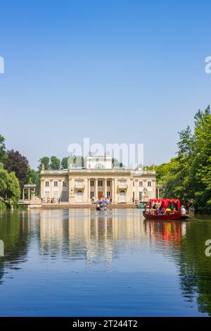 Touristes profitant d'une promenade en bateau au lac dans le parc Lazienki à Varsovie, Pologne Banque D'Images