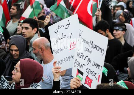 Istanbul, Turquie. 14 octobre 2023. Les manifestants brandissent des pancartes exprimant leur opinion lors d'une marche de protestation en solidarité avec le peuple palestinien. (Photo Muhmmad Al-Najjar/SOPA Images/Sipa USA) crédit : SIPA USA/Alamy Live News Banque D'Images