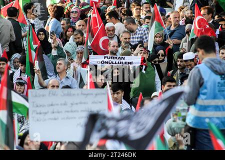 Istanbul, Turquie. 14 octobre 2023. Les manifestants brandissent des drapeaux et des banderoles lors d'une marche de protestation en solidarité avec le peuple palestinien. (Photo Muhmmad Al-Najjar/SOPA Images/Sipa USA) crédit : SIPA USA/Alamy Live News Banque D'Images