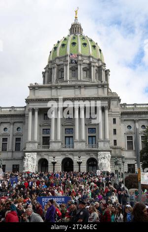 Harrisburg, États-Unis. 16 octobre 2023. Les militants anti-avortement se rassemblent sur les marches du Capitole de Pennsylvanie pour le Pennsylvania March for Life Rally à Harrisburg le 16 octobre 2023. (Photo de Paul Weaver/Sipa USA) crédit : SIPA USA/Alamy Live News Banque D'Images