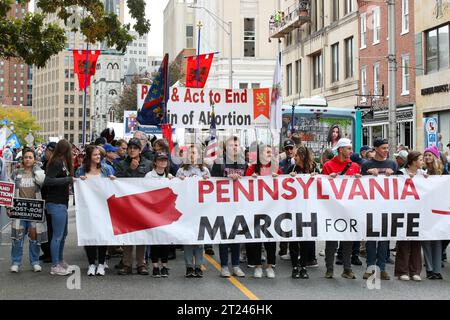 Harrisburg, États-Unis. 16 octobre 2023. Les défenseurs de la lutte contre l'avortement se réunissent sur Third Street pour la troisième Marche annuelle de Pennsylvanie pour la vie à Harrisburg le 16 octobre 2023. (Photo de Paul Weaver/Sipa USA) crédit : SIPA USA/Alamy Live News Banque D'Images