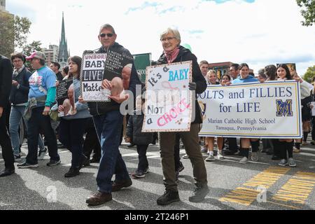 Harrisburg, États-Unis. 16 octobre 2023. Les défenseurs anti-avortement tiennent des pancartes alors qu'ils marchent dans la troisième Marche annuelle de Pennsylvanie pour la vie à Harrisburg le 16 octobre 2023. (Photo de Paul Weaver/Sipa USA) crédit : SIPA USA/Alamy Live News Banque D'Images