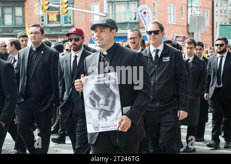 Harrisburg, États-Unis. 16 octobre 2023. Les étudiants du Saint Charles Barromeo Seminary de Philadelphie participent à la troisième Marche annuelle de Pennsylvanie pour la vie à Harrisburg le 16 octobre 2023. (Photo de Paul Weaver/Sipa USA) crédit : SIPA USA/Alamy Live News Banque D'Images