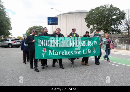Harrisburg, États-Unis. 16 octobre 2023. Les représentants du diocèse de Greensburg marchent dans la troisième Marche annuelle de Pennsylvanie pour la vie à Harrisburg le 16 octobre 2023. (Photo de Paul Weaver/Sipa USA) crédit : SIPA USA/Alamy Live News Banque D'Images