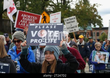 Harrisburg, États-Unis. 16 octobre 2023. Les défenseurs anti-avortement tiennent des pancartes alors qu'ils marchent dans la troisième Marche annuelle de Pennsylvanie pour la vie à Harrisburg le 16 octobre 2023. (Photo de Paul Weaver/Sipa USA) crédit : SIPA USA/Alamy Live News Banque D'Images