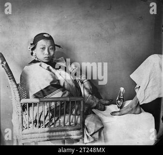 Femme aux pieds liés, photo de John Thomson Banque D'Images