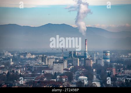 Ljubljana : pollution de la ville, avec des industries de charbon et des cheminées. Slovénie Banque D'Images