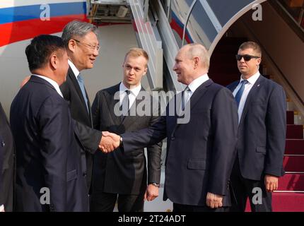 Pékin, Chine. 17 octobre 2023. Le président russe Vladimir Poutine arrive à Pékin, capitale de la Chine, le 17 octobre 2023. Vladimir Poutine participera au troisième Forum ceinture et route pour la coopération internationale. Crédit : Peng Ziyang/Xinhua/Alamy Live News Banque D'Images