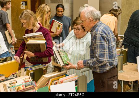 Des gens qui regardent des livres dans une bibliothèque Banque D'Images