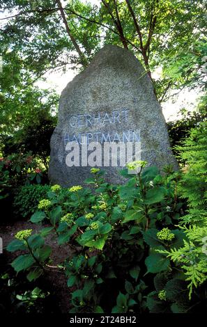 Pierre tombale et tombe du novaliste allemand, Gerhart Hauptmann, Hiddensee Allemagne Banque D'Images